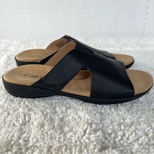 Trotters Women's Roxine Casual Flat Black Leather Slide Office-Travel-Sandals